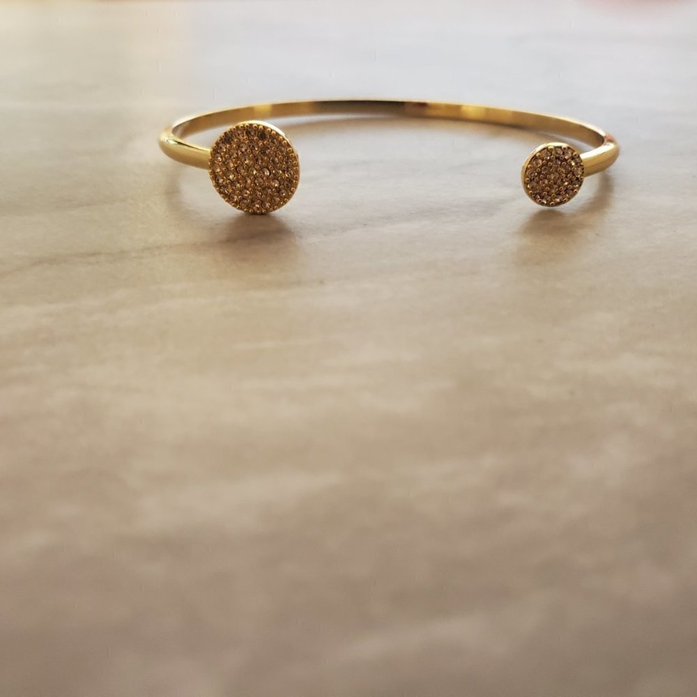 ✨ Stella and Dot Rhinestone Crystal Pave Gold Disk Cuff Bracelet Minimalist ✨ - Picture 2 of 9